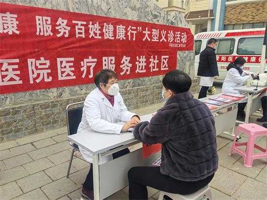 平邑街道汇金湾社区举办“关爱老年人健康  服务百姓健康行”大型义诊活动(图3)