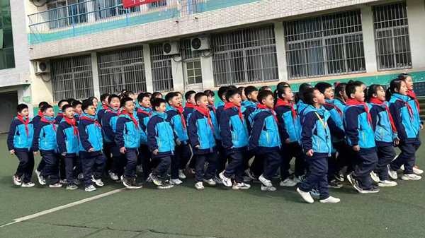 山东平邑：实验小学举行路队展现风采好的(图2)