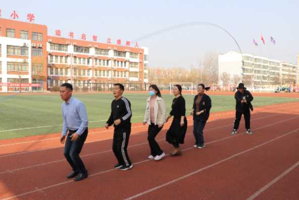 平邑县第四实验小学举行“三八”妇女节趣味运动会(图2)