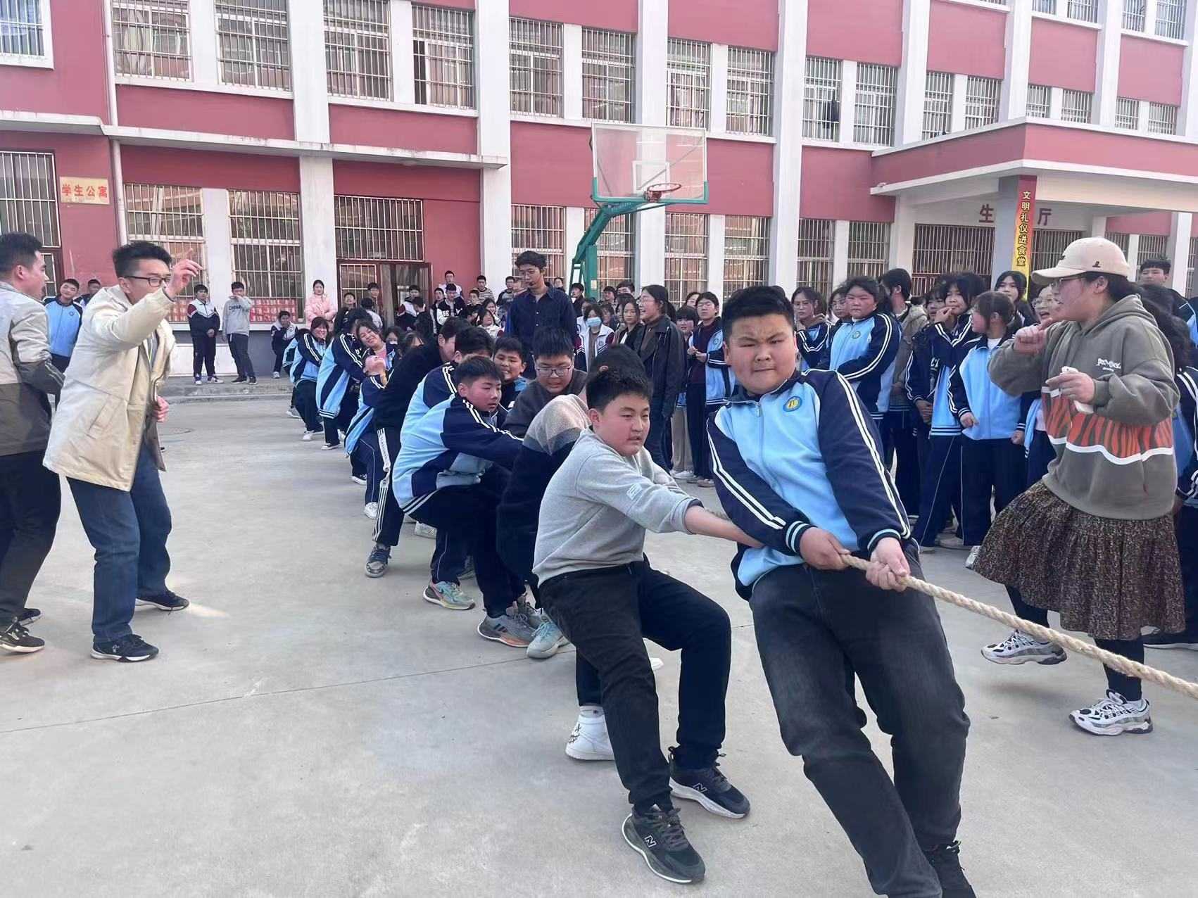  凝心聚力展风采—地方二中举行拔河比赛(图1)
