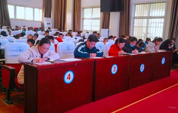 平邑县第二实验小学举行师生规范书写比赛活动(图2)