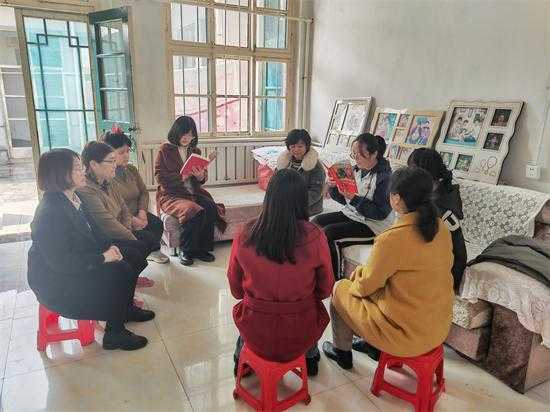 【清廉村居】巾帼学习为民情 农家院里话家风——平邑街道利国村举办《习近平走进百姓家》读书分享会(图2)