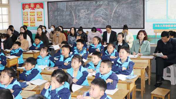 山东平邑：实验小学教育集团牵手山大探研大单元(图1)