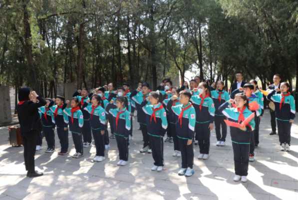 缅怀先烈，致敬英雄 ——平邑县第四实验小学清明祭英烈主题教育活动(图1)