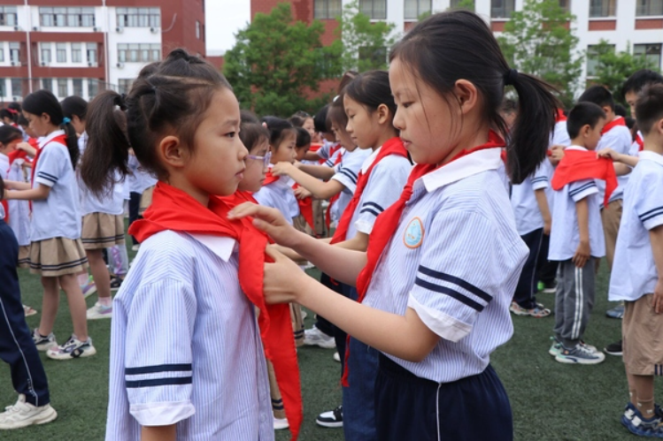 平邑县第四实验小学举行一年级分批入队仪式(图2)