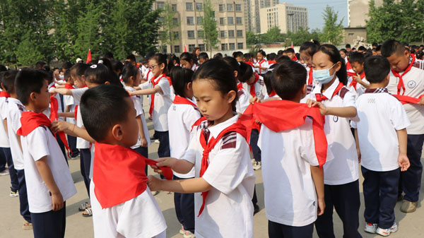 学习二十大   争做好队员 ---平邑县实验小学教育集团举办少先队新队员入队仪式(图4)
