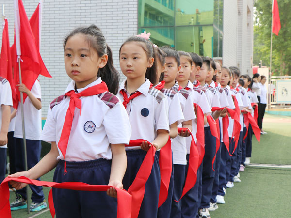 学习二十大   争做好队员 ---平邑县实验小学教育集团举办少先队新队员入队仪式(图3)
