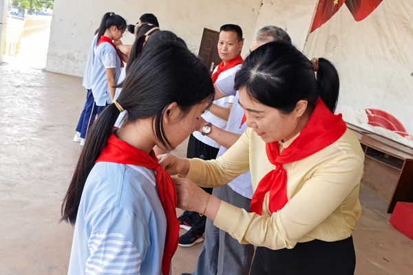 平邑县第二实验小学举行红领巾奖章一星章颁章仪式(图2)