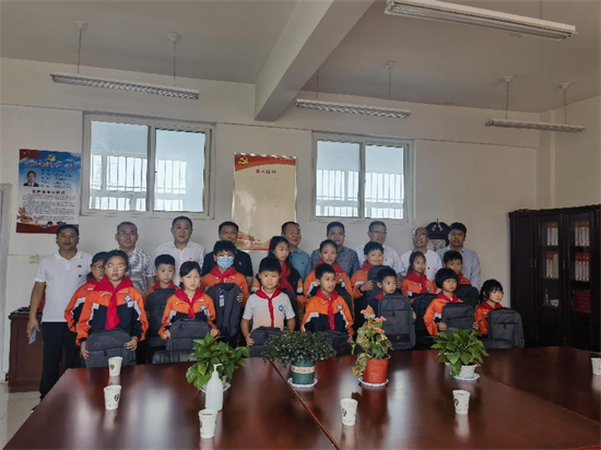 平邑街道开展传递爱心 情满校园助学活动(图2)