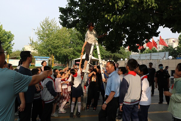 平邑兴蒙学校开展收获“杏”福体验式主题采摘活动(图4)