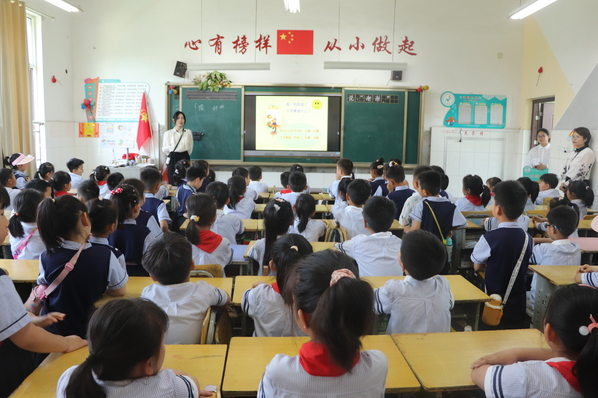 初探小学，感悟成长 ——平邑县第四实验小学幼小衔接活动(图2)