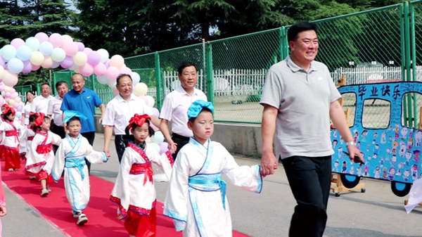 山东平邑：筑梦飞扬，未来可期！兴蒙学校幼儿园举办2023毕业典礼(图1)