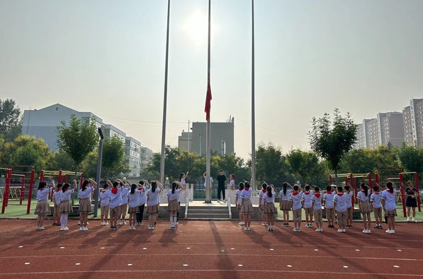 平邑县第四实验小学举行新学期开学典礼暨开学第一课(图2)