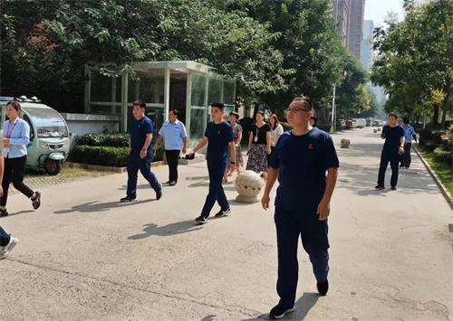 平邑街道汇金湾社区：改善楼内环境，共建美好家园(图1)
