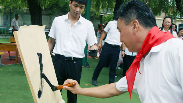 仪式感拉满！平邑县实验小学文化路校区举行2023级新生“开蒙礼”(图2)