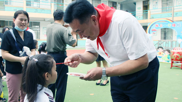 仪式感拉满！平邑县实验小学文化路校区举行2023级新生“开蒙礼”(图5)