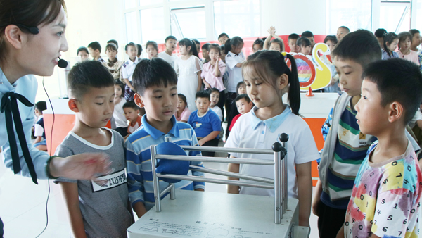 山东平邑：“科普沂蒙行”走进实验小学(图1)