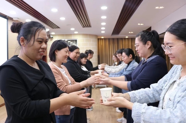 青蓝结对 薪火相传 —平邑县第四实验小学举行“青蓝工程”结对拜师仪式(图4)