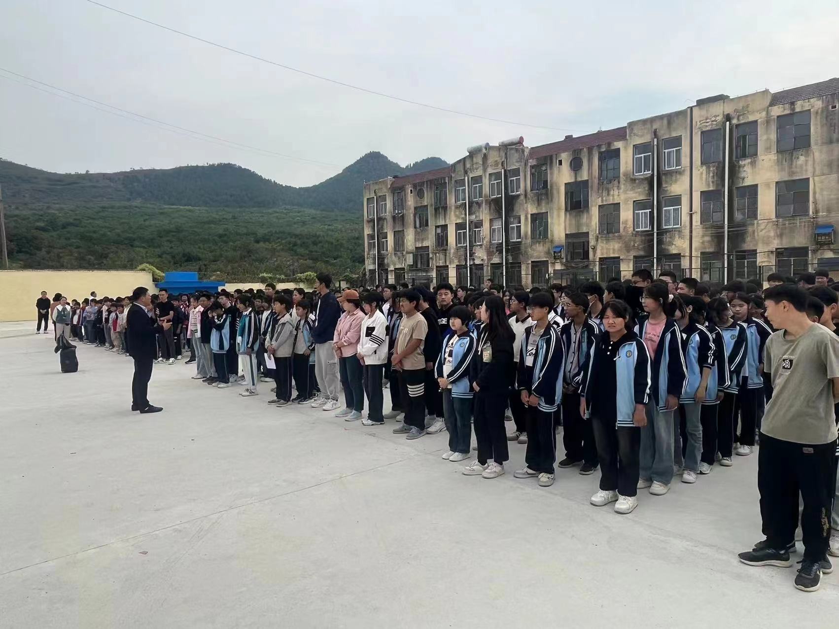 平邑县地方二中举行消防疏散演练活动(图1)