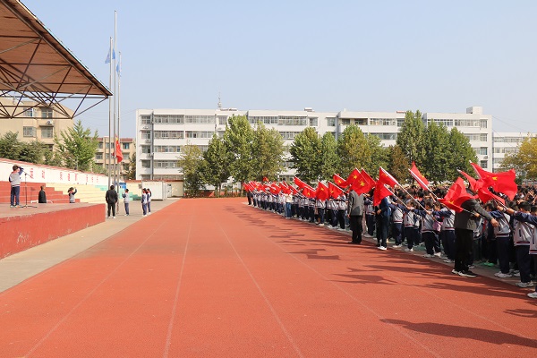 平邑兴蒙学校 举行“文明交通，安全‘童’行”主题升旗仪式