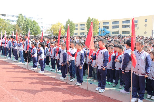 平邑兴蒙学校 举行“文明交通，安全‘童’行”主题升旗仪式(图3)
