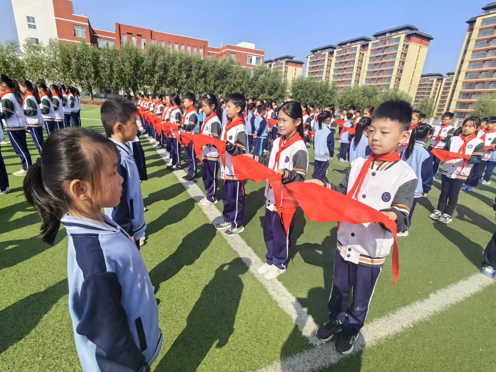 平邑县第二实验小学举行新队员分批入队仪式