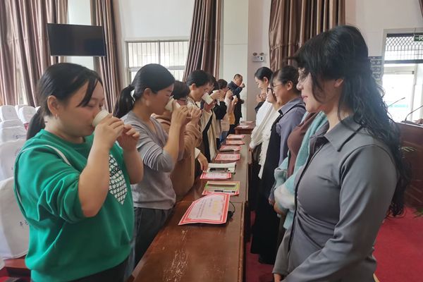 平邑县第二实验小学举行“青蓝工程”师徒结对帮扶仪式(图2)