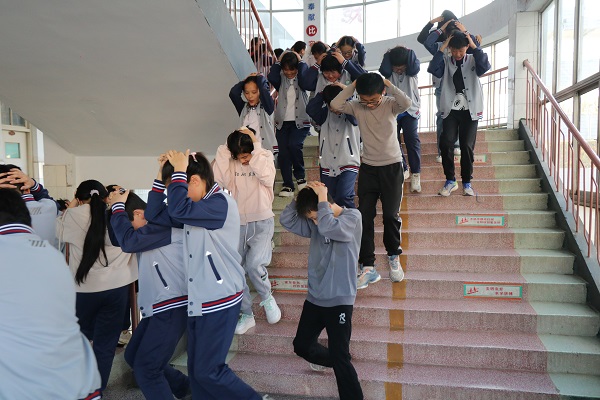 平邑兴蒙学校举行“珍爱生命，安全‘童’行”防震应急疏散演练活动