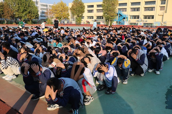 平邑兴蒙学校举行“珍爱生命，安全‘童’行”防震应急疏散演练活动(图2)