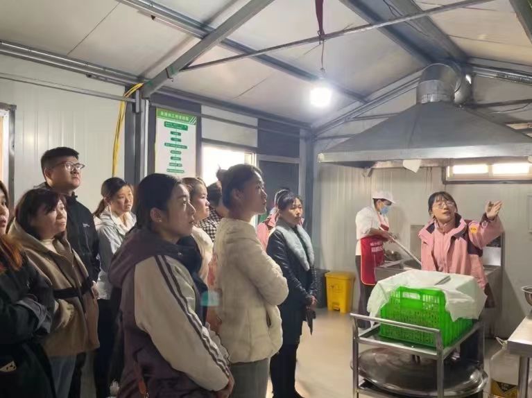 双向奔赴，共育花开——地方镇第二中心幼儿园开展家长开放日主题活动(图2)