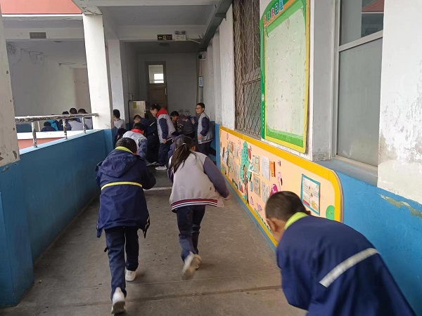平邑兴蒙学校举行 “远离火灾 珍爱生命”消防疏散演练活动(图2)