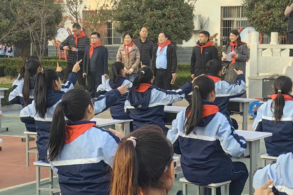 平邑县教体局到平邑县第二实验小学举行社团现场展演评审活动