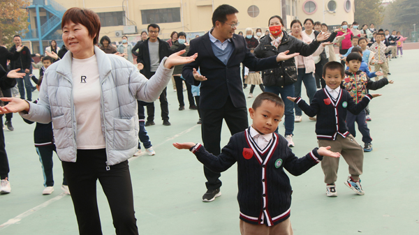 山东平邑：兴蒙学校幼儿园举办“亲子同乐    快乐运动”趣味运动会(图3)