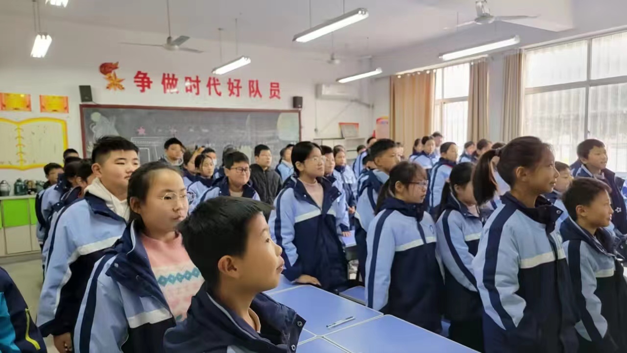 平邑县第二实验小学组织开展国家宪法日“宪法晨读”活动(图2)