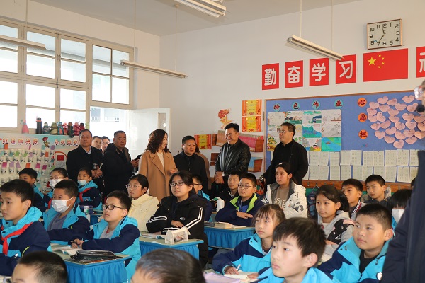 全县教育高质量发展观摩团莅临平邑兴蒙学校检查指导工作(图3)