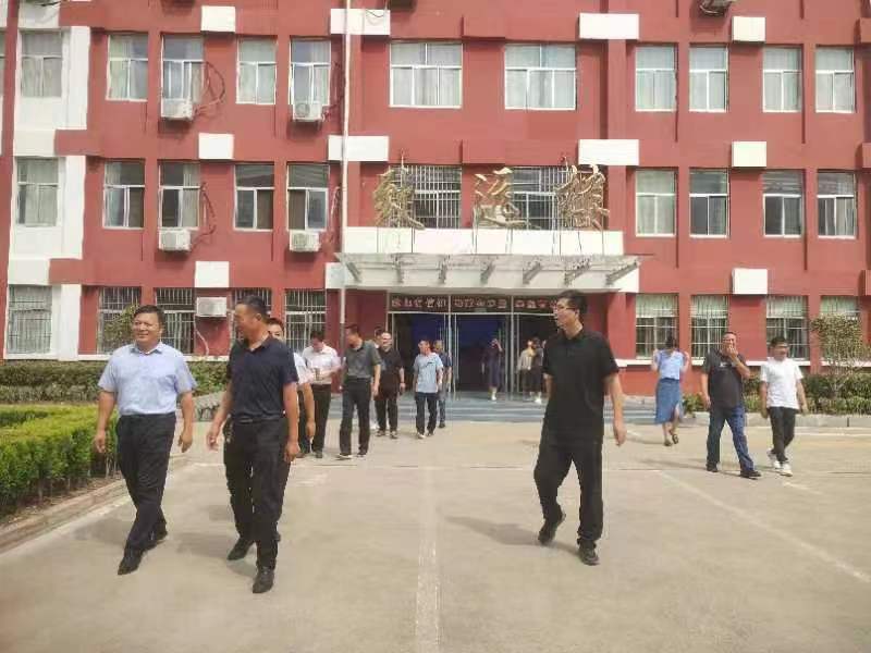 校际交流谋发展，携手并进促提升 ——地方二中到铜石中学开展班级管理交流研讨活动(图1)