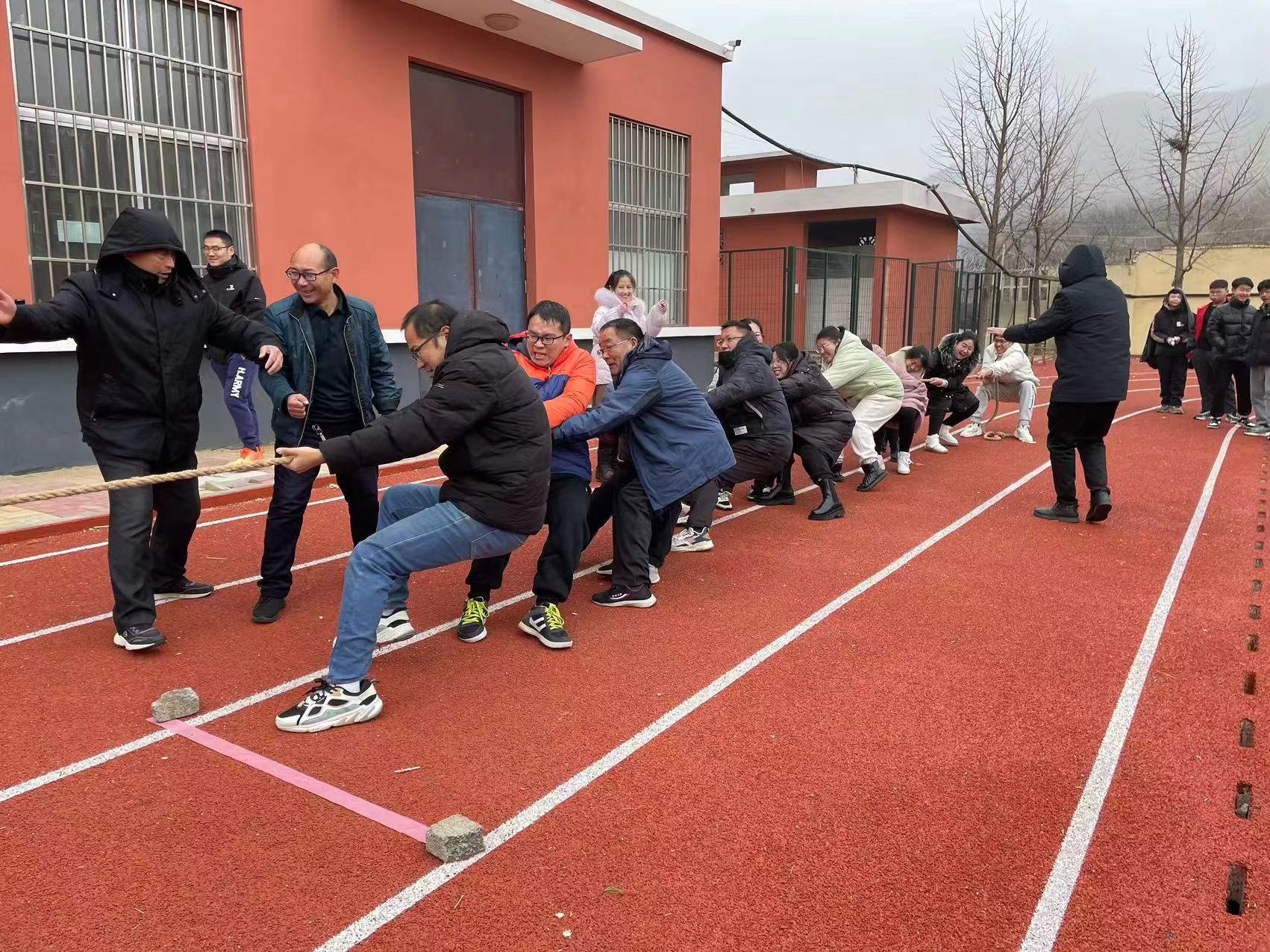 平邑县地方二中举办迎新年教职工趣味运动会(图1)
