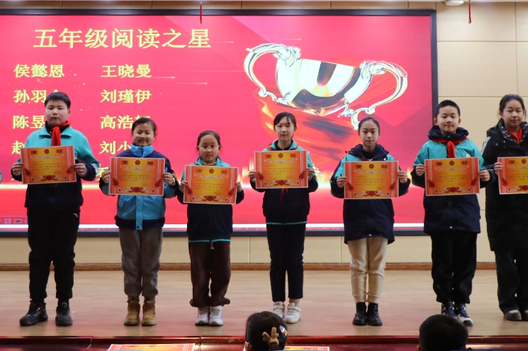 平邑县第四实验小学举行寒假读书表彰 暨李艳红快乐作文工作室启动仪式(图3)