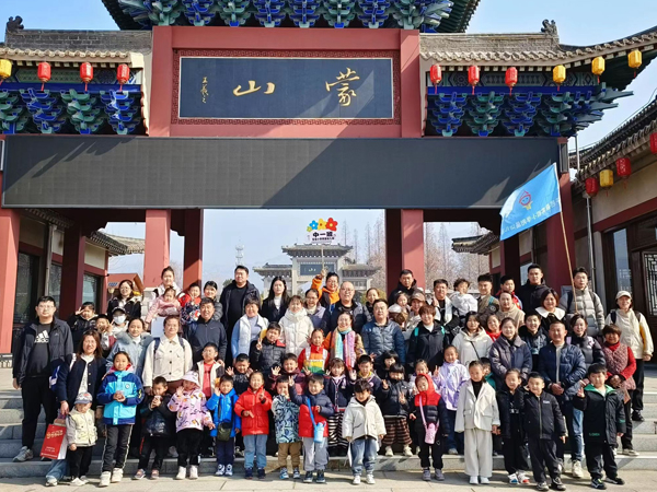 山东平邑：实验小学教育集团附属幼儿园开展亲子远足活动(图1)