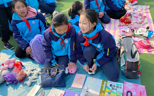 山东平邑：实验小学“小市场   大智慧”跳蚤市场开市啦(图1)