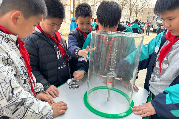 山东省科普大篷车进校园活动走进平邑县第四实验小学(图2)
