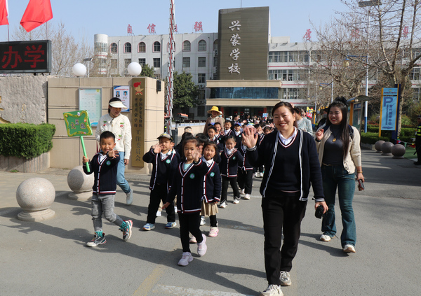 大自然 大社会都是活教材—兴蒙学校幼儿园走进明德公园开展社会实践活动