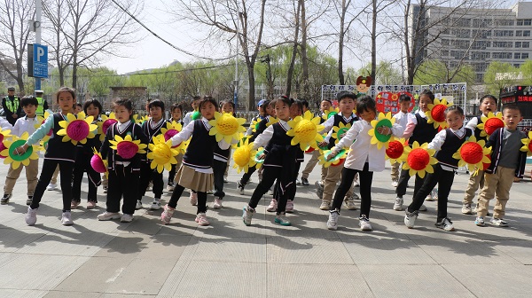 大自然 大社会都是活教材—兴蒙学校幼儿园走进明德公园开展社会实践活动(图2)