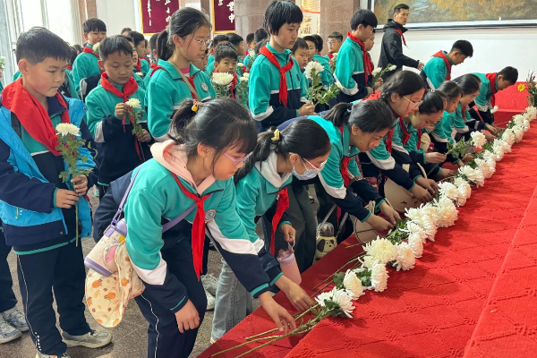 缅怀先烈，传承红色基因 ——平邑县第四实验小学开展清明祭英烈主题教育活动(图4)