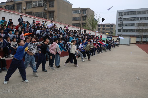 “轻盈纸飞，梦想启航” —平邑兴蒙学校举办首届科技节之纸飞机比赛活动(图2)