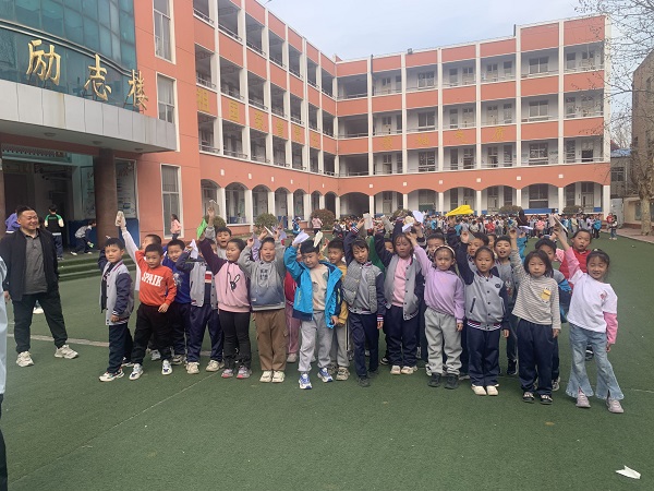 “轻盈纸飞，梦想启航” —平邑兴蒙学校举办首届科技节之纸飞机比赛活动(图3)