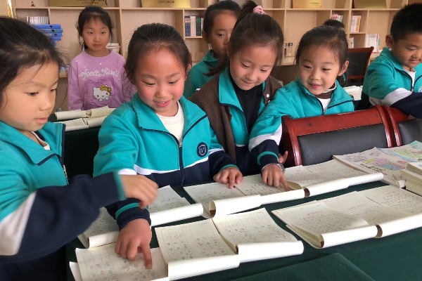 规范书写亮风采 作业展示促实效 ——平邑县第四实验小学举办优秀作业展示活动(图3)