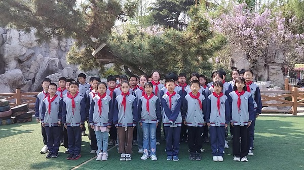 平邑兴蒙学校举办“缤纷四月 礼赞春天”诗歌诵读会