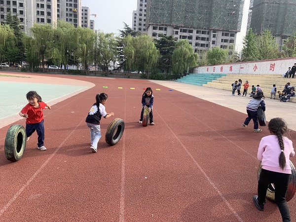 “趣”享运动 “味”你喝彩—平邑兴蒙学校举办一年级春季阳光趣味运动会(图3)
