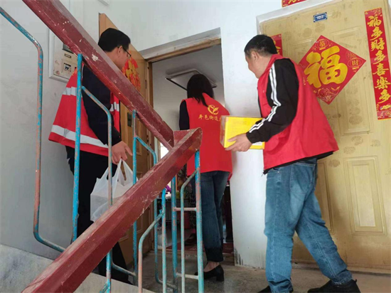 平邑街道：厚德社区开展“让爱传递，温暖老人心”活动，深化对独居老人的关爱服务(图1)